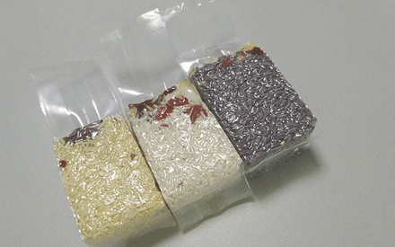 真空包裝袋為增加其性能通常采用多種材質(zhì)復(fù)合而成，常見的復(fù)合方法有：干法復(fù)合、擠出復(fù)合、共擠出復(fù)合、無溶劑復(fù)合、涂布復(fù)合、蒸鍍復(fù)合、熱熔膠復(fù)合等。其中干法復(fù)合是國內(nèi)復(fù)合真空包裝袋材料生產(chǎn)中應(yīng)用較為廣泛的，那么，真空包裝袋為什么大多采用干法復(fù)合？
